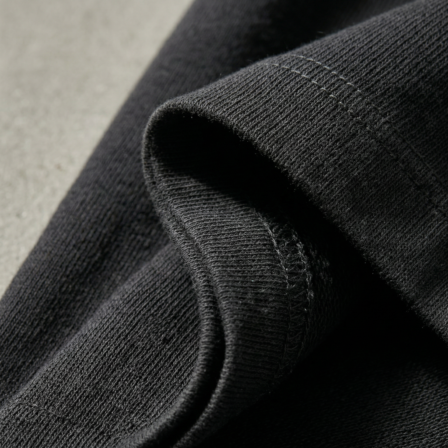 KAIZE Heavy 300gsm — Noir doux — détail texture coton 300gsm
